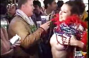 XXX یک زن سبزه با اراده از یک دانلود رایگان فیلم های نیمه سکسی دوست عزیز می خورد