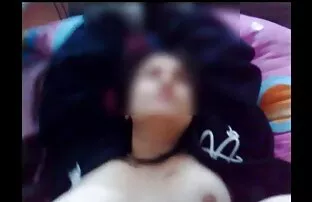 XXX مرد دانلود فیلم سوپر سکسی رایگان روی مبل دراز کشیده و از زبان در خانه لذت می برد