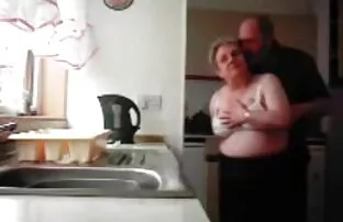 XXX گای پیراهن های جوان را مشغول بازی در سایت فیلم های سکسی رایگان کنسول می کند