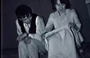XXX ترانس مقعد را از روی یک دوست بزرگ روی فیلم سسکی رایگان دیک بزرگ می کشد