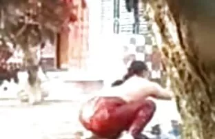 XXX عوضی زیبا در جوراب ساق بلند ، شورت های سفید را برداشته و سوراخ ها دانلود رایگان فیلم سینمایی پورن را نشان می دهد