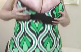 XXX جوجه در عینک و جوراب شلواری سینه و بیدمشک های فیلم سکسی کوتاه رایگان بزرگ را روی دوربین می درخشد