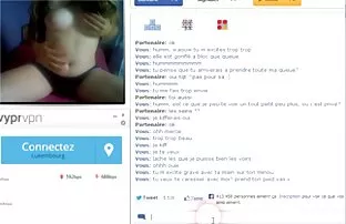 XXX یک دختر کوچک صورتی رنگ مو سکس خفن رایگان خروس بزرگ معشوقش را می خورد