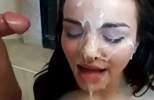 XXX دختر خوابیده در هر دانلود سکس خارجی رایگان دو طرف توسط مردهای جوان با گره های محکم لعنتی