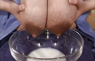 XXX در اتاق خواب دختران ، لیس گربه و یک سبزه کوچک به دوربین سکس خفن رایگان معرفی شد