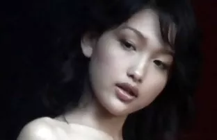 XXX سبزه جوان با پوشیدن شلوار جین فیلم سکسی رایگان خارجی در اتاق خواب جلوی دوربین
