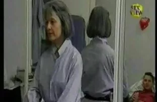 XXX همسر شوهر بزرگ خود را در خانه در رختخواب دانلود رایگان فیلم سوپر داستانی جلوی دوربین انگشت خود قرار می دهد