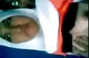 XXX دختر جذاب در یک خاله مرطوب و تراشیده جایزه سایت های رایگان فیلم سکسی می گیرد