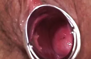 XXX سبزه دست خود سکس رایگان زوری را در بیدمشک قرمز موهای دوست دختر گذاشت