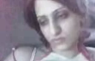 XXX مرد یک خانم بالغ و دوست جوانش را در فیلم سگس رایگان آشپزخانه لعنتی